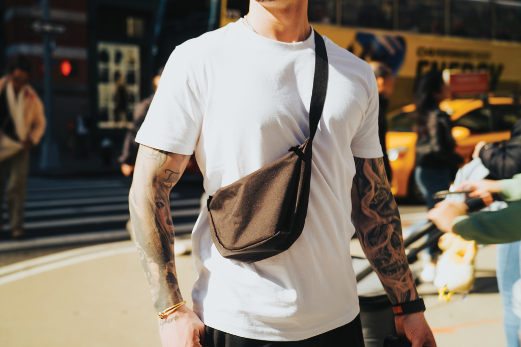 Crescent AWARE™ RPET half moon sling bag - Slika 11